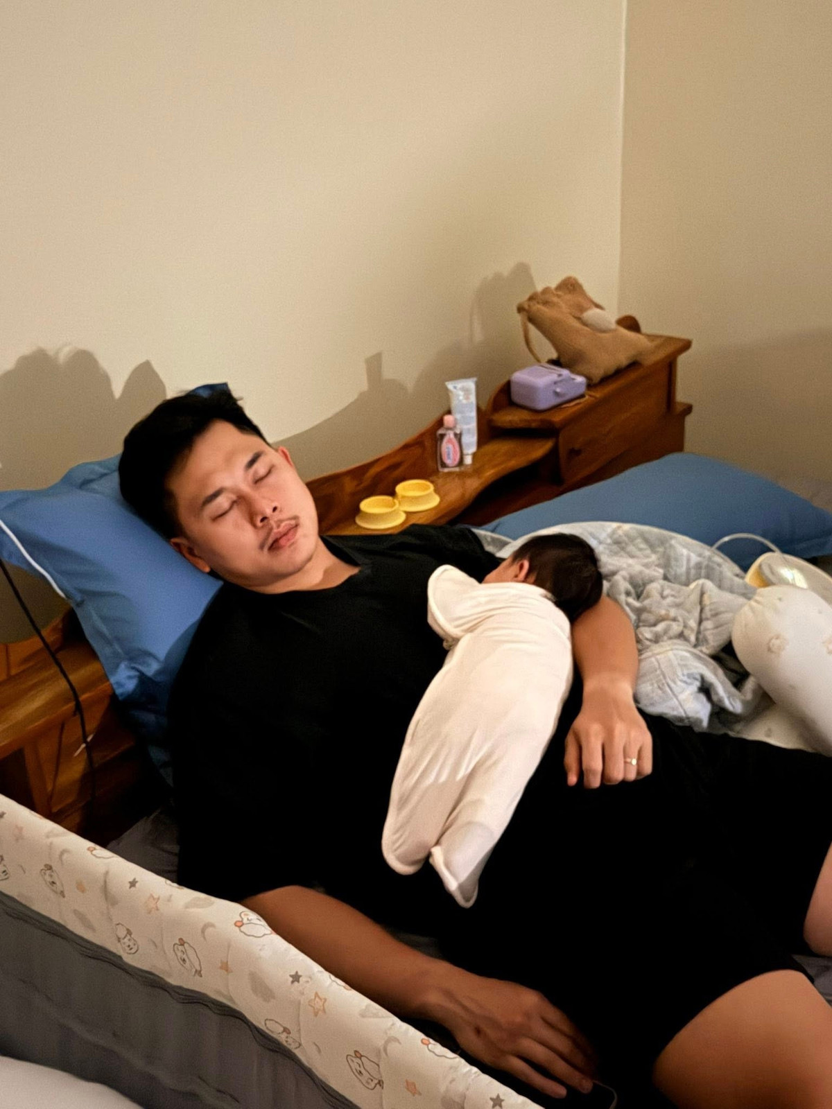 Nữ ca sĩ chia sẻ: "Chồng tôi là chuyên gia vỗ ợ, chiến thần cho ăn, bậc thầy ru ngủ. Có hôm thấy con ăn nhấm nhẳng còn 30ml mãi chưa xong, tôi bảo chồng hay thôi bỏ cuộc đi. Anh liền bảo em yên tâm anh kiên trì lắm, anh tán em như nào thì anh cho con ăn cũng như thế".