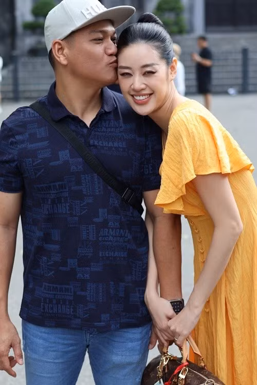 Vợ chồng Khánh Vân thoải mái tình tứ bên nhau sau đám cưới. Ảnh: FB Khánh Vân.