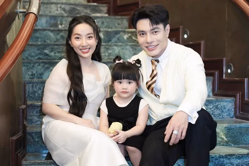 Nam diễn viên tiết lộ, Quỳnh Quỳnh thấy anh quyến rũ nhất khi mang tiền về nhà. Bởi vậy, mỗi khi nhận cát-sê, về nhà anh sẽ rải tiền khắp nhà từ tầng 1 tới tầng 3 để vợ nhặt trong niềm vui sướng. Ảnh: FB Lê Dương Bảo Lâm.