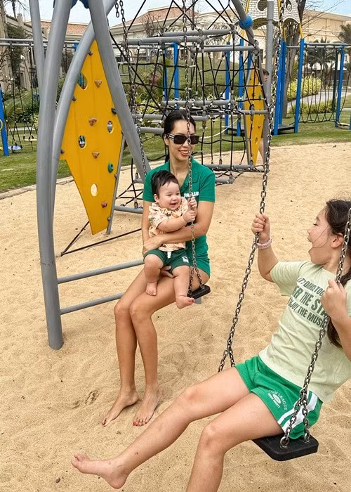 Bé Myla ngoan ngoãn, tự lập từ sớm, yêu thương và chiều chuộng em trai.