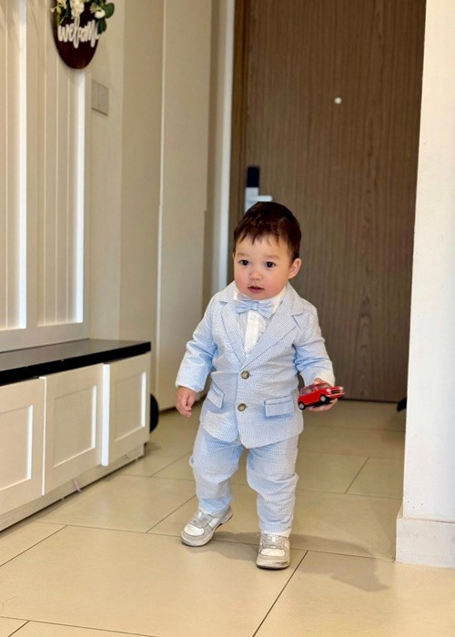 Trên trang cá nhân, siêu mẫu Hà Anh đăng tải loạt ảnh mới nhất của bé Luca.