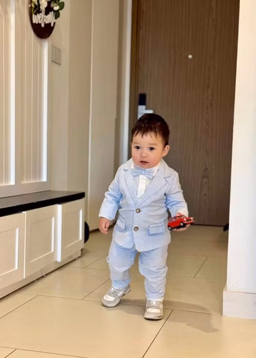 Trên trang cá nhân, siêu mẫu Hà Anh đăng tải loạt ảnh mới nhất của bé Luca.