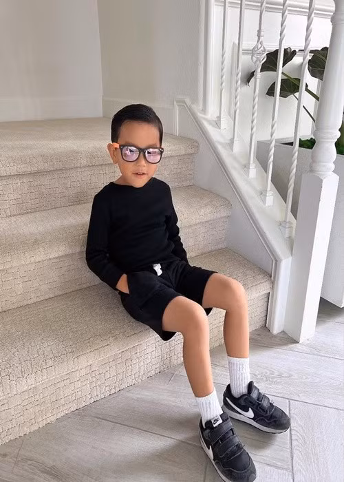 Bé Maximus ra dáng soái ca nhí nhờ ăn mặc sành điệu từ nhỏ. Ảnh: Instagram Phạm Hương.