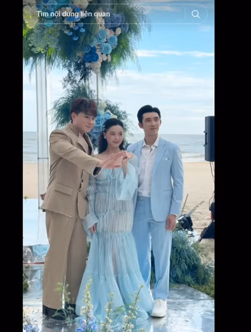 Midu cùng chồng diện trang phục tông màu xanh nước biển. Ảnh: TikTok Tiến Công.