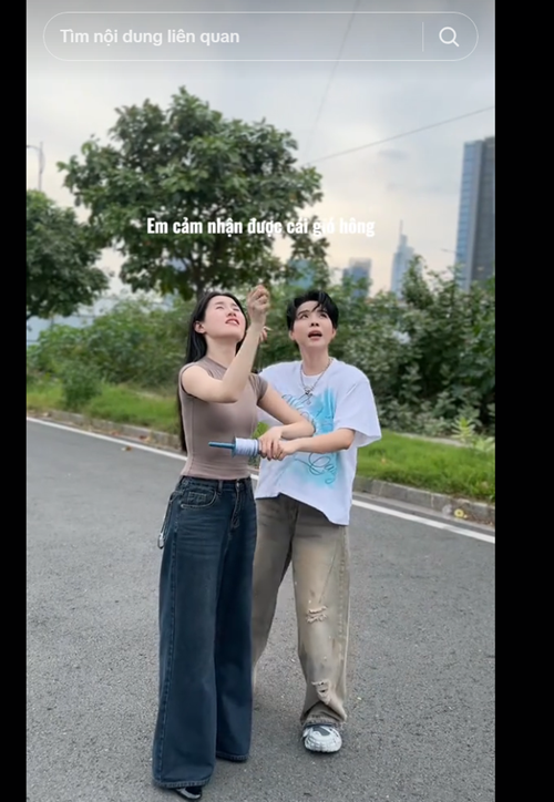 Vũ Cát Tường chiều chuộng Bí Đỏ. Giọng ca Vết mưa đưa bạn đời đi thả diều trong một buổi chiều rảnh rỗi. Ảnh: TikTok Gia Đình Anh Mèo.