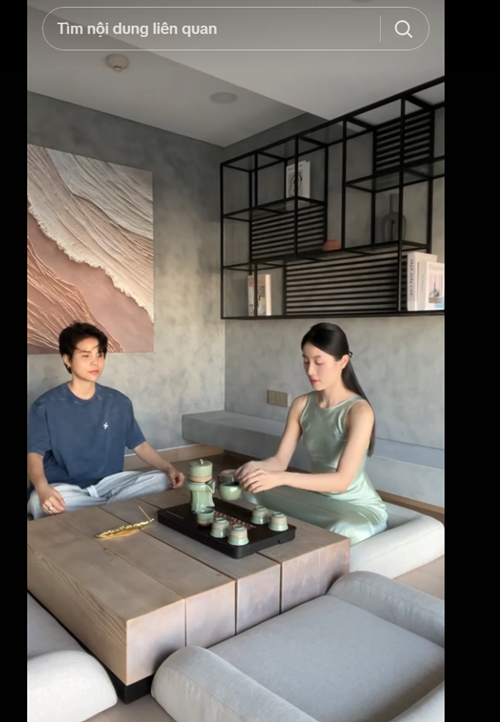 Bí Đỏ nấu ăn, pha trà cho Vũ Cát Tường. Ảnh: TikTok Gia Đình Anh Mèo.