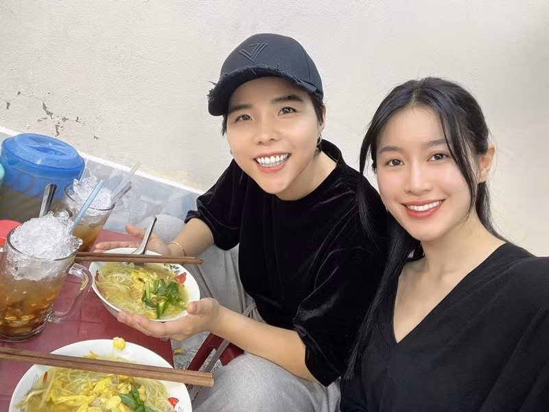 Đôi uyên ương thường xuyên đi du lịch, dành cho nhau những cử chỉ ngọt ngào. Ảnh: FB Vũ Cát Tường.