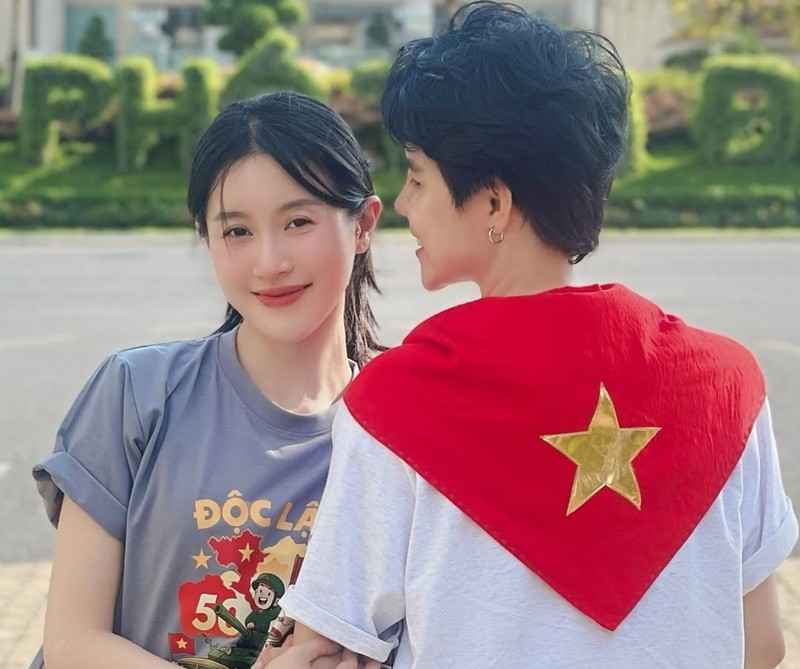 Còn Vũ Cát Tường cho hay: "Sau lễ thành đôi, chúng tôi chọn rút về thế giới riêng của mình. Đó thực sự là điều chúng tôi muốn. Để tình yêu được đơm hoa kết trái, để sống bình yên và hạnh phúc, chúng tôi đã nuôi dưỡng nó 5 năm một cách bình lặng. Và chúng tôi không quên sự bình lặng đó đã cho mình những gì". Ảnh: Instagram Gia Đình Anh Mèo.