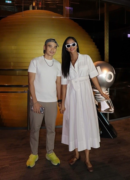 View - H’hen Niê diện bikini khoe bụng bầu, được chồng “nịnh” | Báo Tri thức và Cuộc sống - TIN TỨC PHỔ BIẾN KIẾN THỨC 24H