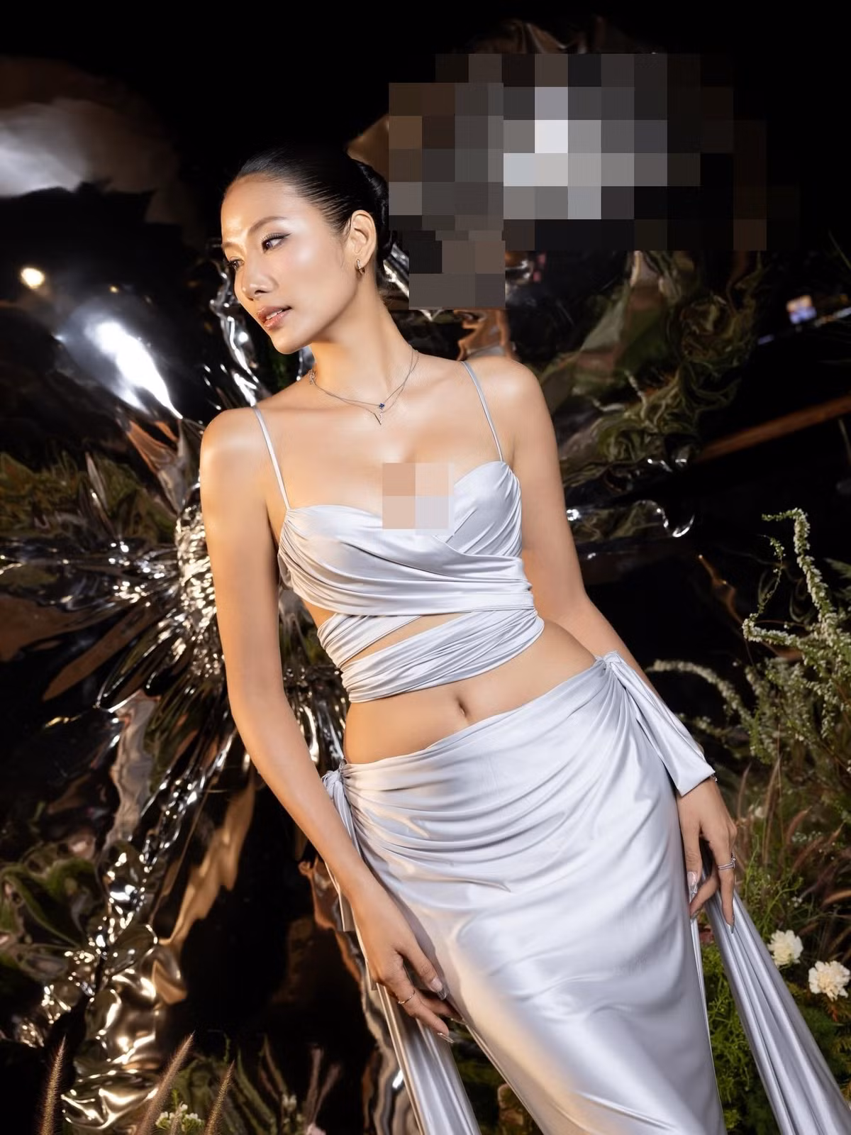 Vóc dáng hiện tại của Hoàng Thùy đầy đặn, săn chắc và quyến rũ với số đo ba vòng chuẩn mực (thường dao động quanh mức 82-60-94 cm).