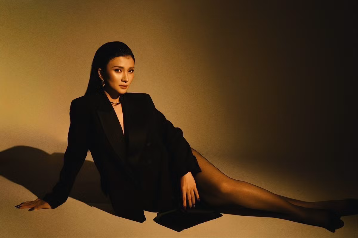 Kim Tuyến rất chuộng phong cách tối giản với các gam màu đơn sắc như trắng, đen, đỏ thẫm hoặc các tông màu pastel.