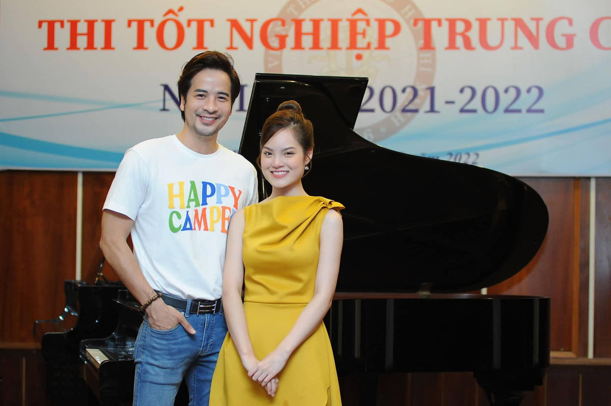 Sunny Đan Ngọc tốt nghiệp ngành piano của Nhạc viện TP HCM và khoa Răng hàm mặt của Trường đại học quốc tế Hồng Bàng.