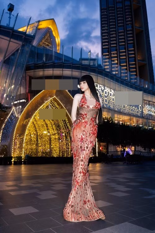 Hương Giang tận dụng lợi thế góc nghiêng cùng biểu cảm nhẹ để tạo cảm giác sang trọng, cuốn hút.