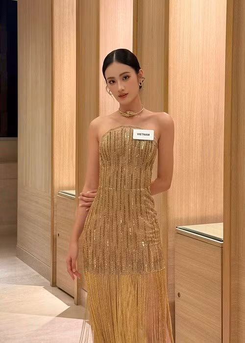 Ý Nhi thường chọn kiểu tóc búi gọn trong những ngày qua.