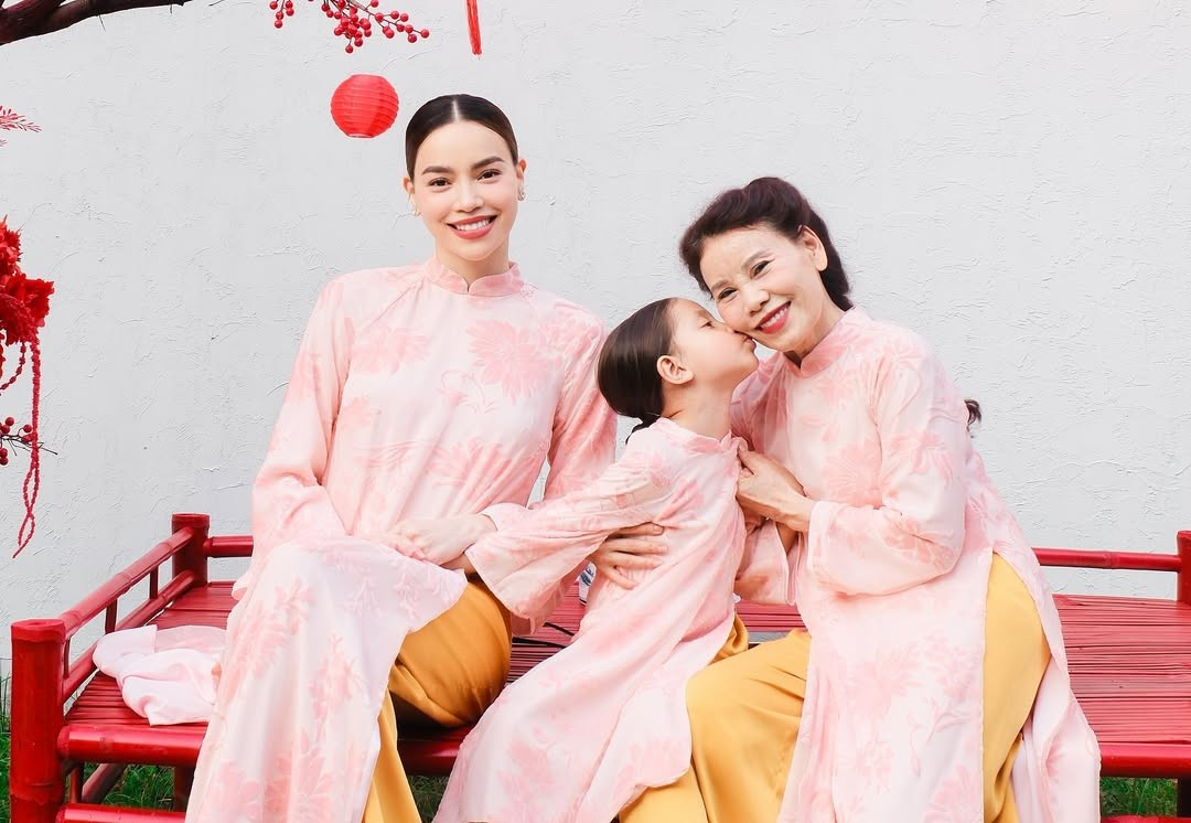 Lisa thường ghi điểm với vẻ dịu dàng. Những tà áo dài gam màu tươi sáng hay pastel giúp tôn lên làn da trắng hồng, gương mặt bầu bĩnh cùng ánh mắt trong veo của cô nhóc. Ảnh: FB Hồ Ngọc Hà.