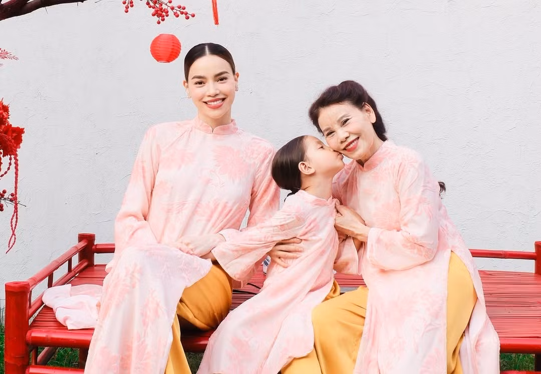 Lisa thường ghi điểm với vẻ dịu dàng. Những tà áo dài gam màu tươi sáng hay pastel giúp tôn lên làn da trắng hồng, gương mặt bầu bĩnh cùng ánh mắt trong veo của cô nhóc. Ảnh: FB Hồ Ngọc Hà.