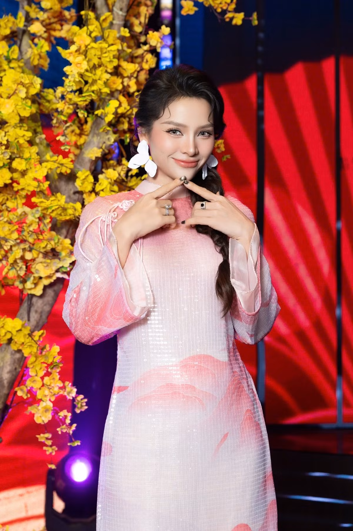 Phương Trinh Jolie cho biết chỉ cần khoác áo dài là đã cảm nhận rõ Tết về, với cảm giác nôn nao quen thuộc của sự sum vầy và những điều tốt đẹp phía trước. Ảnh: FB Phương Trinh Jolie.