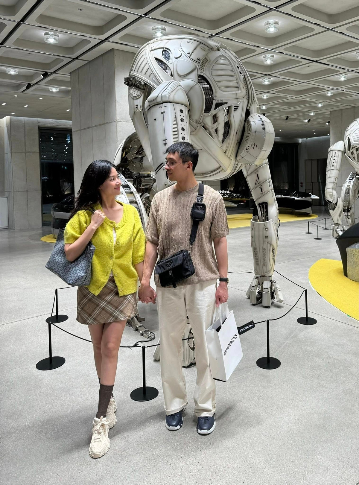 Trước đó, Minh Đạt tháp tùng Midu đi dạo phố, mua sắm trong ngày đầu đến Hàn Quốc.