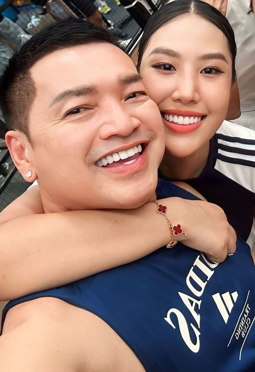 Cặp đôi lệch tuổi có nhiều sở thích chung như du lịch, pickleball.