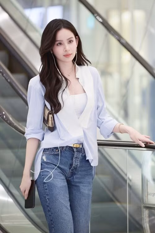 Hương Liên sở hữu đôi mắt trong, có chiều sâu, thường được trang điểm nhẹ để giữ nét tự nhiên; sống mũi thanh gọn. Nhiều khán giả nhận xét cô ngày càng rạng rỡ sau khi kết hôn.