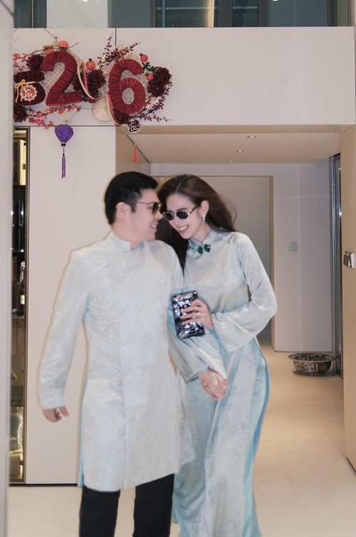 Sau khi về chung một nhà, cô thoải mái chia sẻ những khoảnh khắc đời thường bên chồng. Cách tương tác tự nhiên, hài hước của cả hai nhận được nhiều lời chúc phúc từ khán giả.