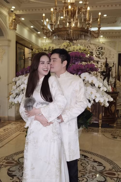 Dịp Tết vừa qua, vợ chồng Hương Liên đăng tải những hình ảnh tình tứ. Trong cuộc trò chuyện với bạn bè trên mạng xã hội, người đẹp cho biết cô phải tìm mọi cách để chồng tạo dáng như người mẫu.