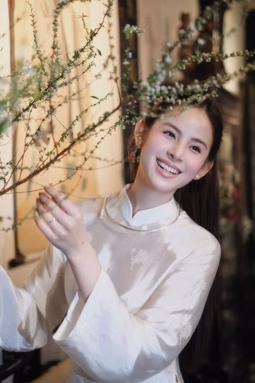 Theo Vietnamnet, Hương Liên cho biết cô sẽ dành nhiều thời gian hơn cho gia đình nhưng tiếp tục theo đuổi nghệ thuật ở mức độ phù hợp, xem đây là khởi đầu cho hành trình mới đầy xúc cảm.