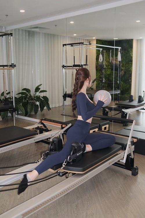 Nữ người mẫu chăm chỉ tập luyện để giữ vóc dáng.