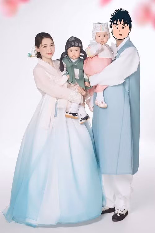 Cách đây không lâu, Sam khoe bộ ảnh chụp cùng chồng và các con trong trang phục Hàn Quốc. Ảnh: FB Sam.