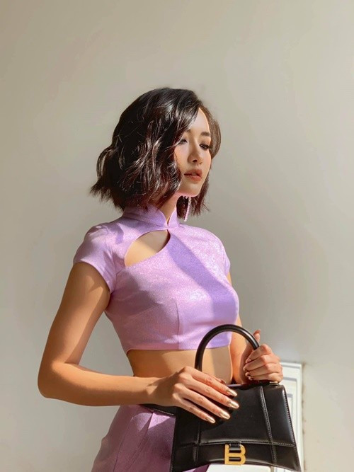 Bích Phương sử dụng túi Balenciaga Hourglass màu đen giá 1.490 USD (khoảng 38 triệu đồng). Ảnh: FB Bích Phương.