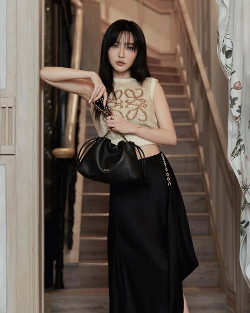 Bích Phương từng kể sau khi thi Vietnam Idol một năm, cô chuyển lên Hà Nội sống và hẹn hò một chàng trai bằng tuổi. Yêu được nửa năm, Bích Phương quyết định Nam tiến. Được bạn trai ủng hộ và quan tâm nhưng Bích Phương không tránh được những cám dỗ. Cô không muốn nhận mình là người có lỗi nên trốn tránh. Tuy nhiên, qua một vài người bạn, người yêu của Bích Phương cũng biết cô có tình mới. Ảnh: FB Bích Phương.