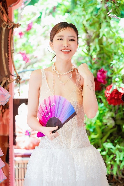 Nữ ca sĩ Bích Phương đang tham gia chương trình Em xinh say hi. Nhiều năm qua, cô tích cực đi hát, ra sản phẩm âm nhạc. Ảnh: FB Bích Phương.