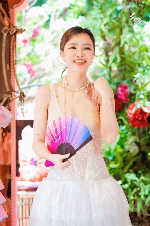 Nữ ca sĩ Bích Phương đang tham gia chương trình Em xinh say hi. Nhiều năm qua, cô tích cực đi hát, ra sản phẩm âm nhạc. Ảnh: FB Bích Phương.