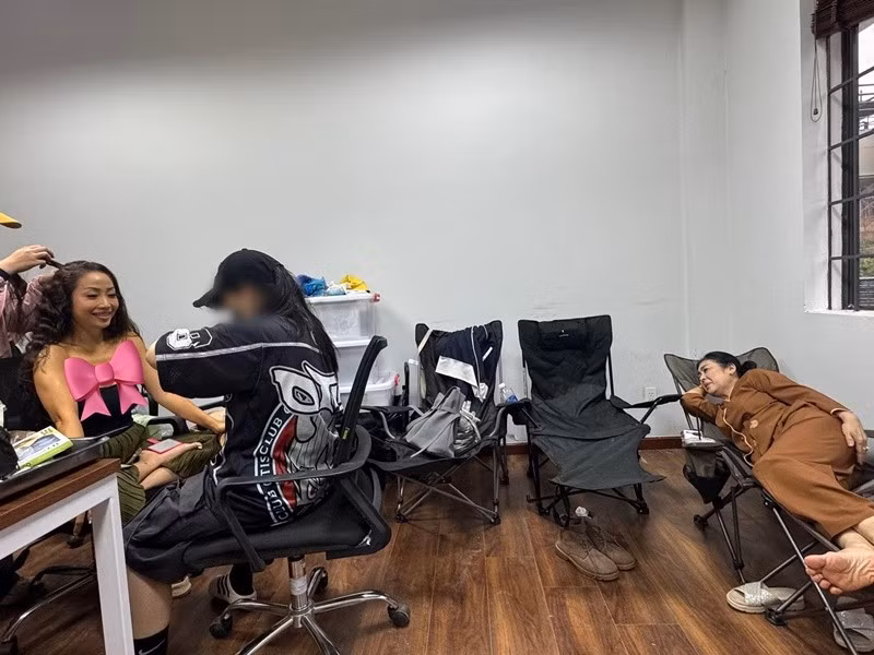 Khi không quay phim, Ốc Thanh Vân phải dưỡng da trắng trở lại để đóng kịch. Ảnh: FB Võ Tấn Phát.