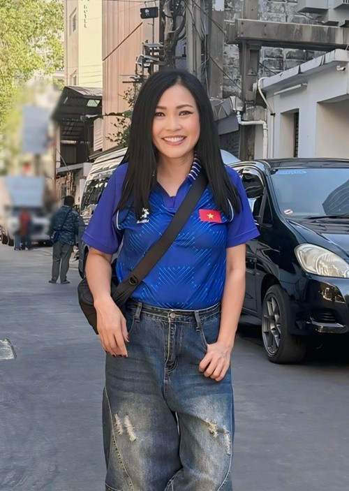 Nữ ca sĩ Phương Thanh góp mặt trên khán đài trong nhiều trận đấu của đoàn thể thao Việt Nam ở SEA Games 33. Ảnh: FB Phương Thanh.