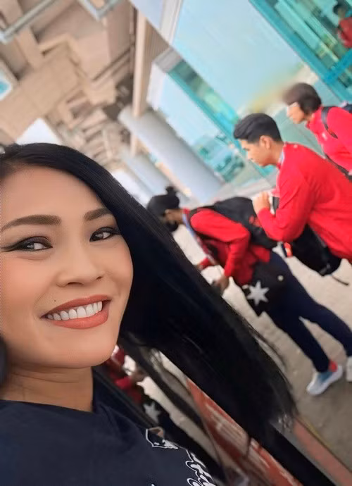 Chị Chanh cổ vũ các vận động viên Việt Nam thi điền kinh, kéo co, bắn cung. Ảnh: FB Phương Thanh.