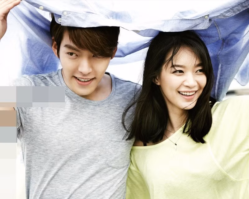 Khi Kim Woo Bin trở lại đóng phim, Shin Min Ah công khai ủng hộ nửa kia. Ảnh: Tiền Phong.