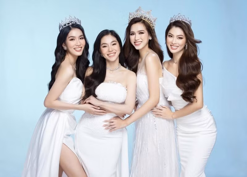 Doanh nhân Phạm Kim Dung không ít lần chung khung hình với các nàng hậu thuộc công ty quản lý. Ảnh: Tiền Phong.