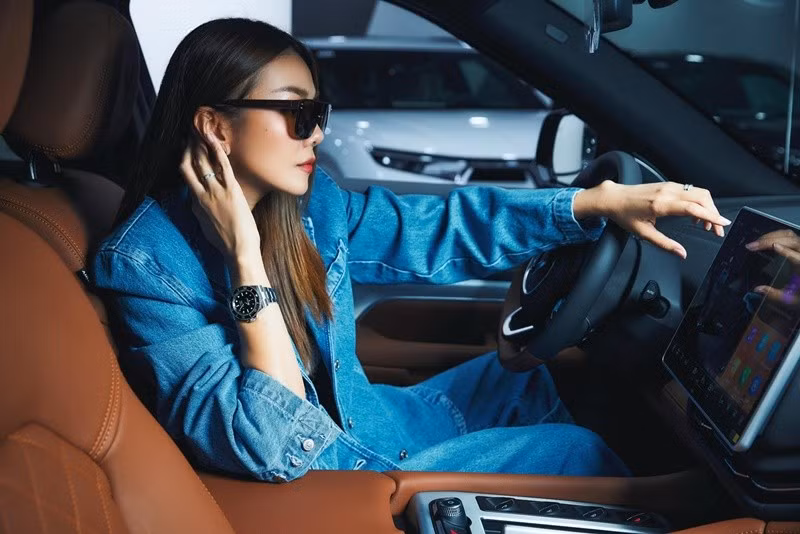 Thanh Hằng tự tậu loạt xe sang đắt giá. Trong ảnh, người đẹp khoe chiếc xe 2,3 tỷ đồng vào đầu năm 2025. Ảnh: FB Thanh Hằng.