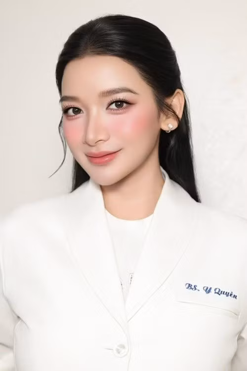 Đinh Y Quyên không chỉ xinh đẹp mà còn tài năng. Hiện tại, cô là bác sĩ chuyên ngành Da liễu. Ảnh: FB Y Quyên.