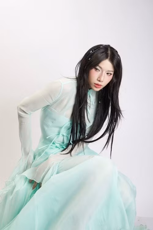 Sau livestage 2 của show Em xinh say hi, Lyhan (trong ảnh) giành thứ hạng thứ 5, vượt qua Phương Mỹ Chi (hạng 6),. Ảnh: FB Lyhan.