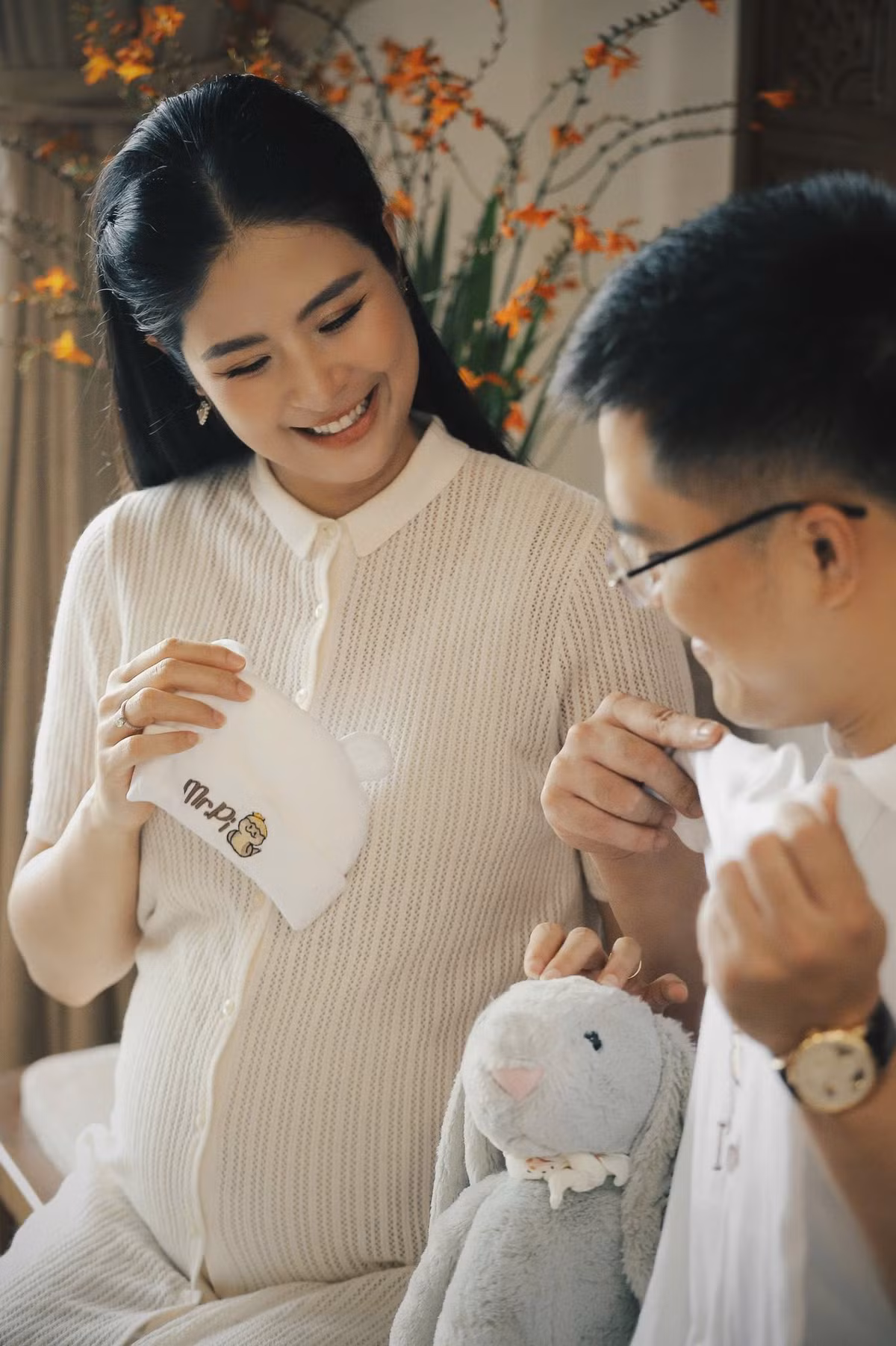 "Điều quý giá nhất mà Hân mong muốn ghi lại trong bộ ảnh này chính là nụ cười hạnh phúc của cả gia đình khi quây quần bên nhau", Ngọc Hân viết.