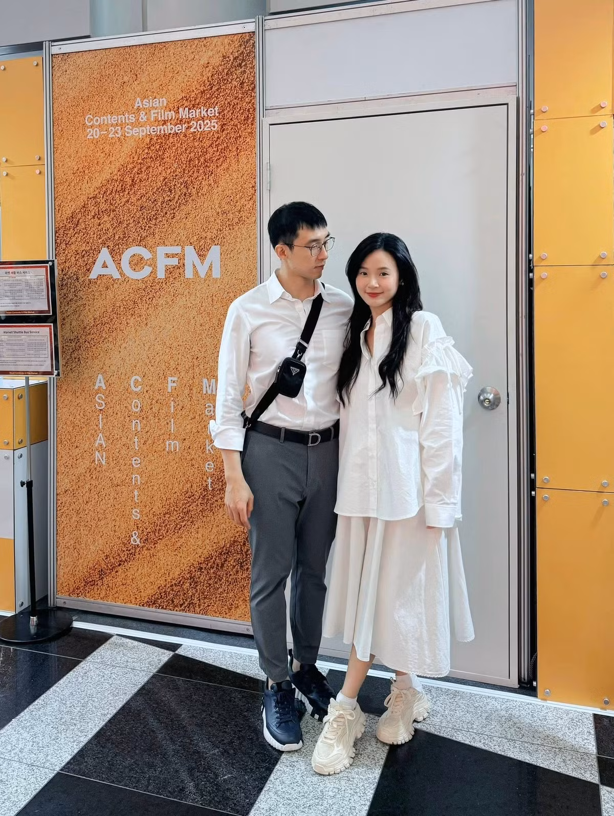 "Chúng tôi đã có mặt tại Busan International Film Festival", Midu chia sẻ.