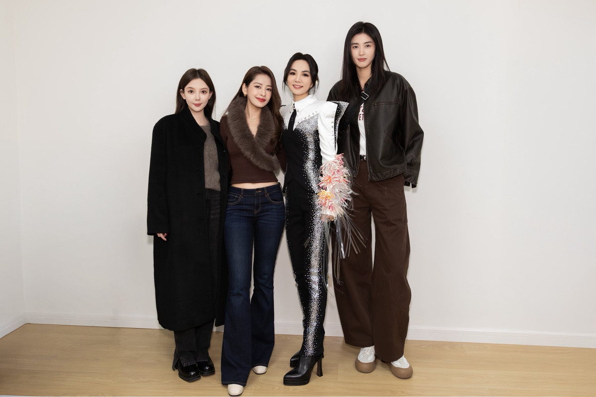 Chi Pu và Ella thân thiết khi cùng tham gia chương trình Đạp gió 2023 của Trung Quốc. Ảnh: FB Chi Pu.