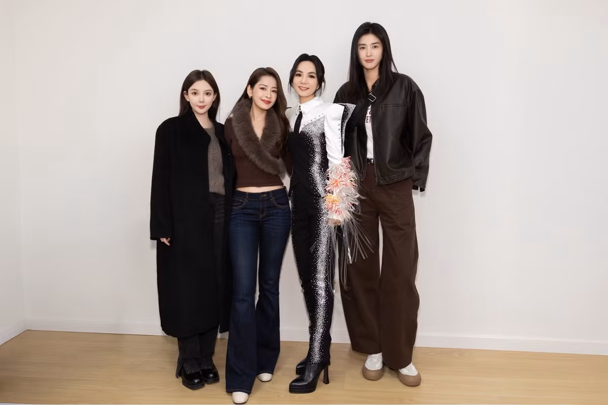 Chi Pu và Ella thân thiết khi cùng tham gia chương trình Đạp gió 2023 của Trung Quốc. Ảnh: FB Chi Pu.