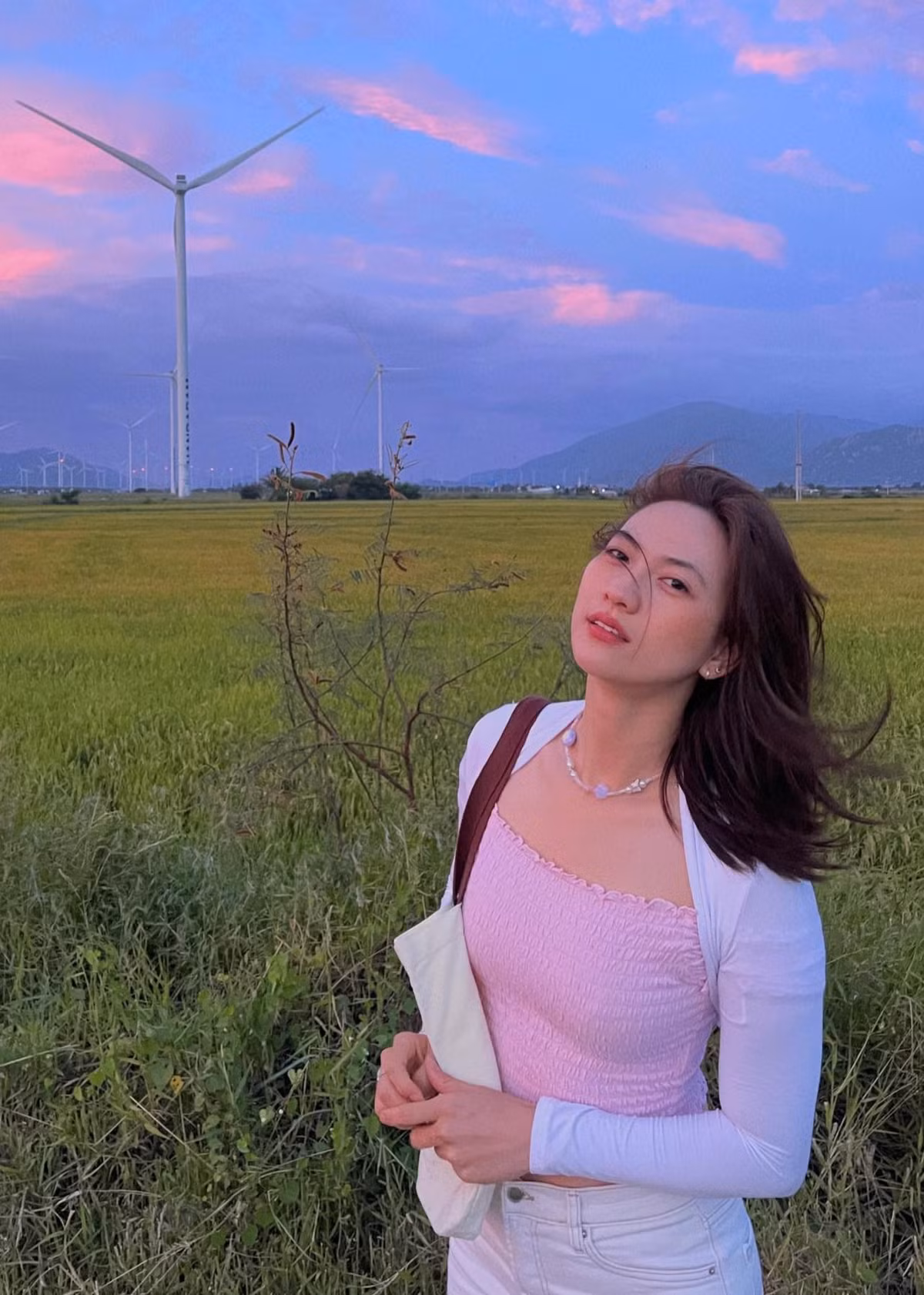 Không cần váy áo cầu kỳ, nét đẹp tự nhiên cùng phong thái nhẹ nhàng của nữ diễn viên vẫn đủ sức 'đốn tim' người đối diện.