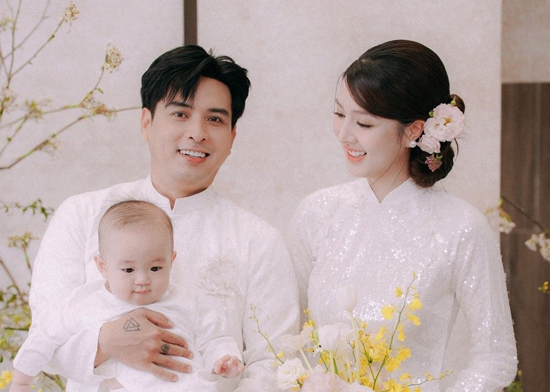 Tuệ Như sinh năm 2000, kém Hồ Quang Hiếu 17 tuổi. Nam ca sĩ chia sẻ trên Znews, vợ chồng anh có nhiều điểm tương đồng trong suy nghĩ, tư tưởng. Ảnh: FB Hồ Quang Hiếu.