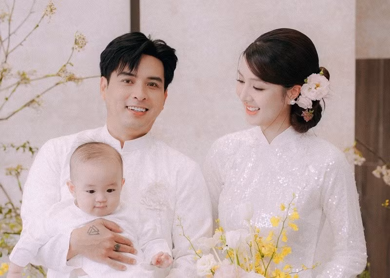 Tuệ Như sinh năm 2000, kém Hồ Quang Hiếu 17 tuổi. Nam ca sĩ chia sẻ trên Znews, vợ chồng anh có nhiều điểm tương đồng trong suy nghĩ, tư tưởng. Ảnh: FB Hồ Quang Hiếu.