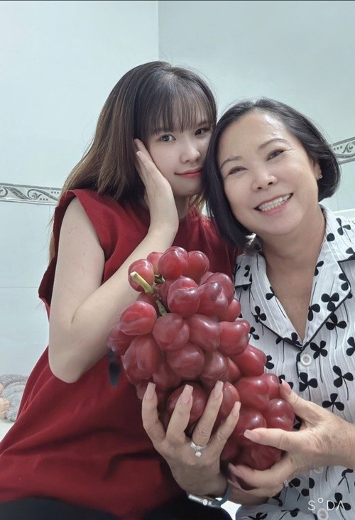 Tin đồn Khởi My mang bầu rộ lên sau khi nữ ca sĩ đăng tải hình ảnh diện đồ rộng, gương mặt trông đầy đặn bên mẹ ruột. Ảnh: FB Khởi My.