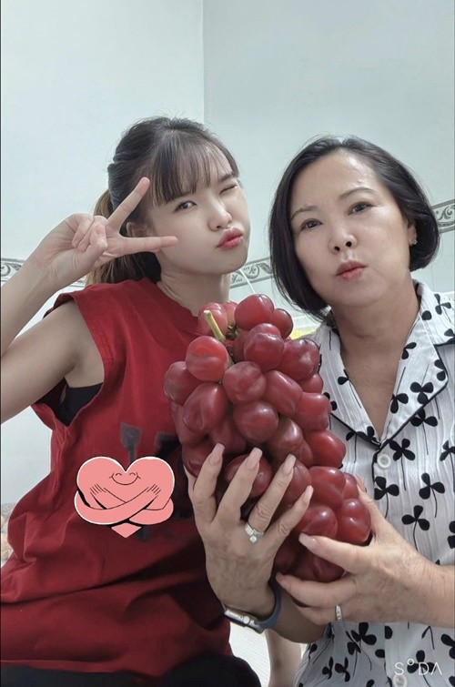 Nhanh chóng, Khởi My phủ nhận tin đồn mang bầu con đầu lòng. Cô viết trên trang cá nhân: "Ai đồn bầu hoài vậy?". Ảnh: FB Khởi My.